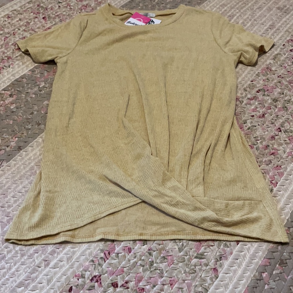 NEW, Beautiful tshirt - Picture 2 of 6